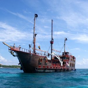 Jolly Roger Pirate Show and Dinner in Cancun